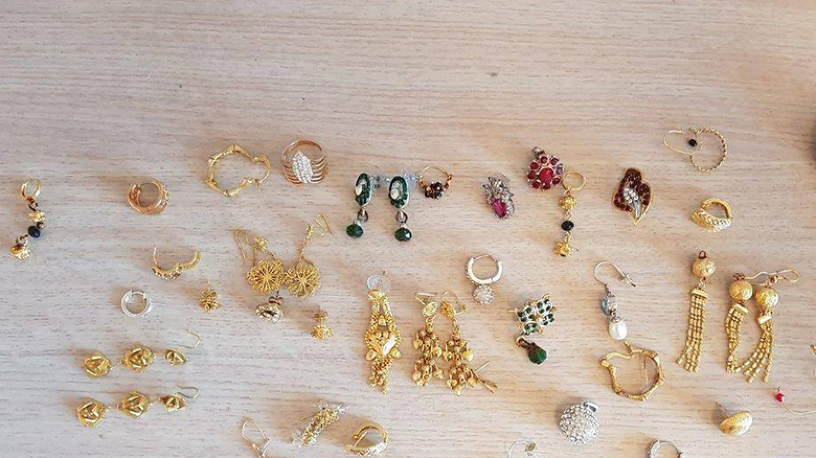 wenkbrauw Voorkeursbehandeling Moeras Grote partij sieraden gevonden in Amsterdam: politie zoekt eigenaren - NH  Nieuws