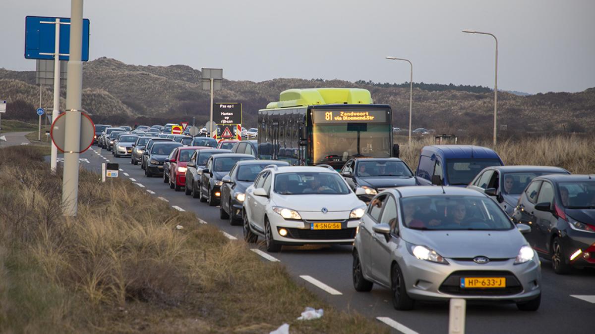 Rijstrook voor gratis 'strandbus', voor auto's één rijstrook minder op weg naar Zandvoort