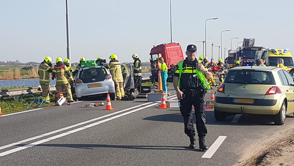 Opnieuw Ongeluk Op N9: Automobilist Botst Frontaal Tegen Vrachtwagen ...