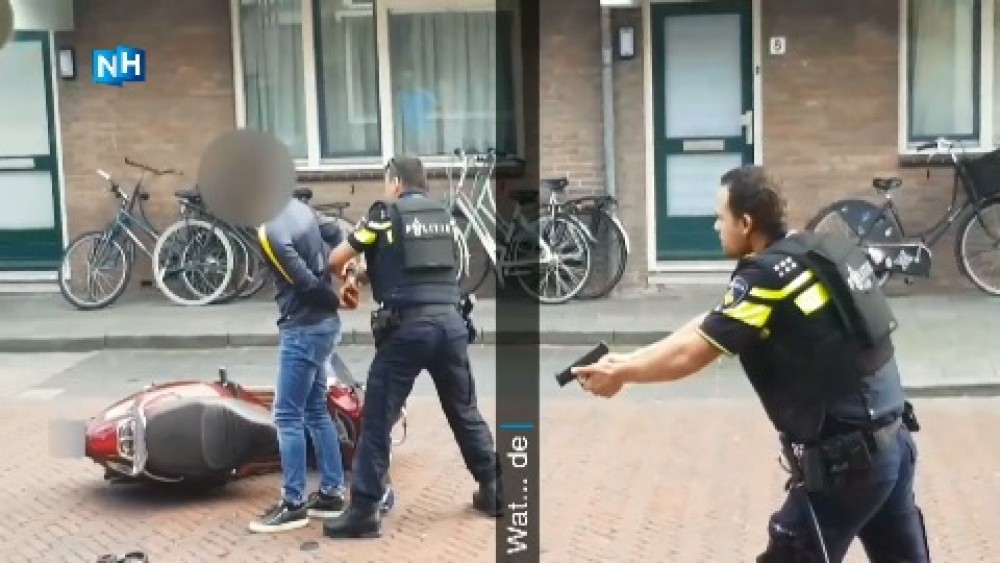 VIDEO: Agenten Trekken Pistolen Bij Aanhouding Mannen 'met Vuurwapen ...