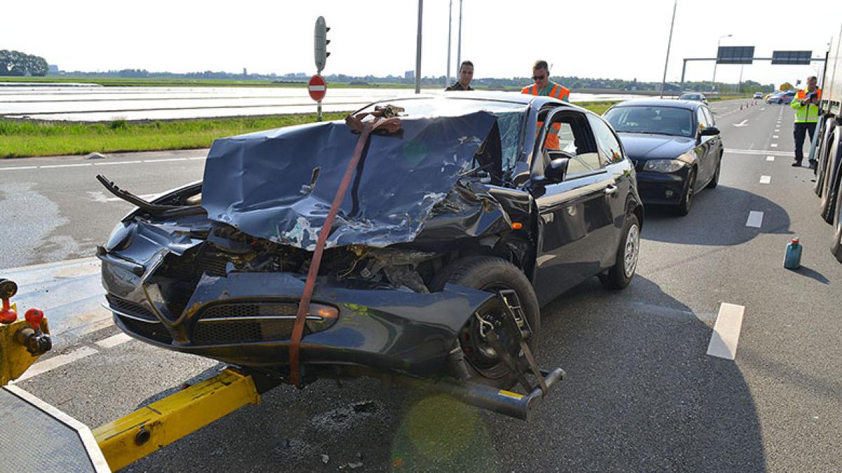 Vrachtwagen en auto botsen op kruising in Lisserbroek