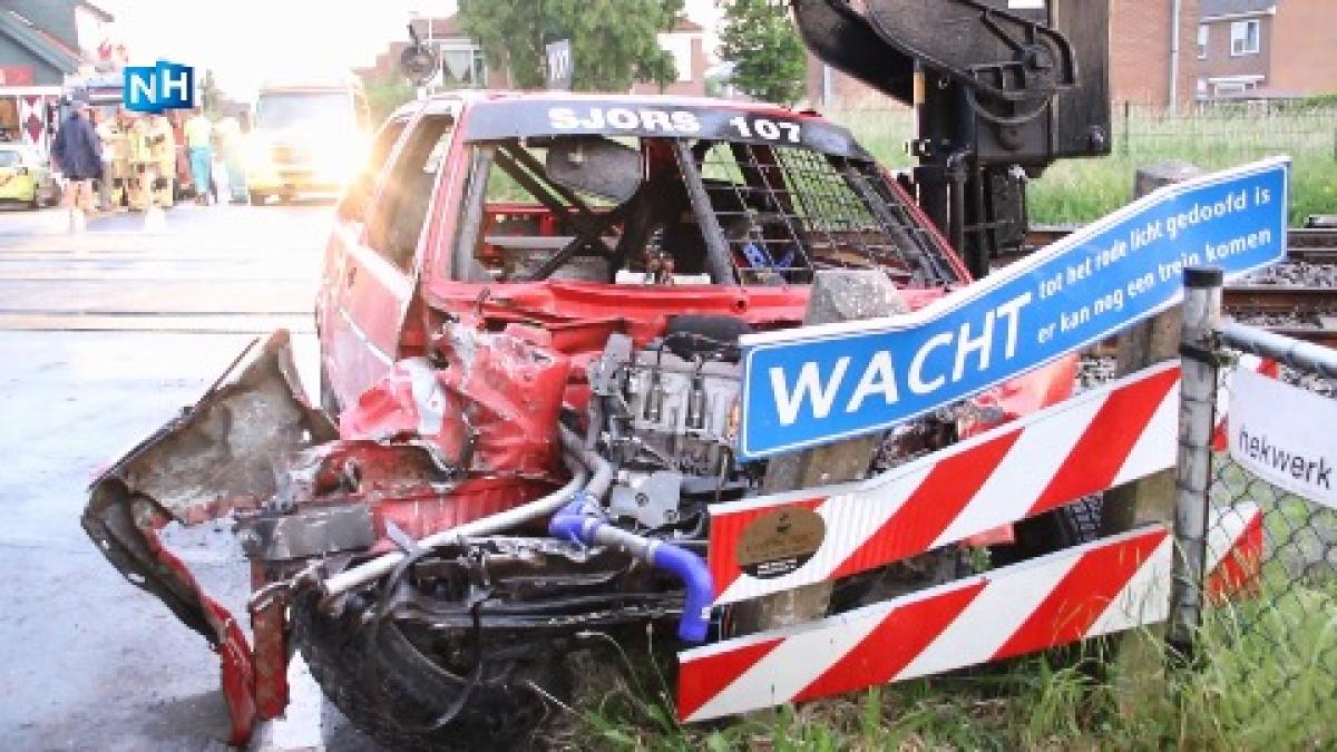 Auto botst op trein in Oosthuizen: automobilist slaat op de vlucht