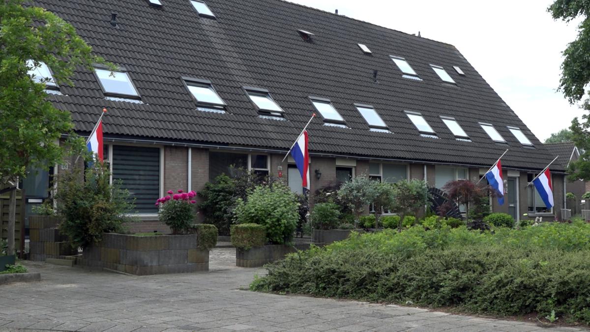 Vlaggen halfstok in heel Lisserbroek voor omgekomen Willem van Woerden (30)