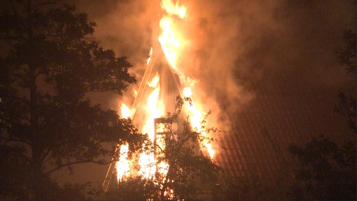 Grote brand in woonhuis Katwoude