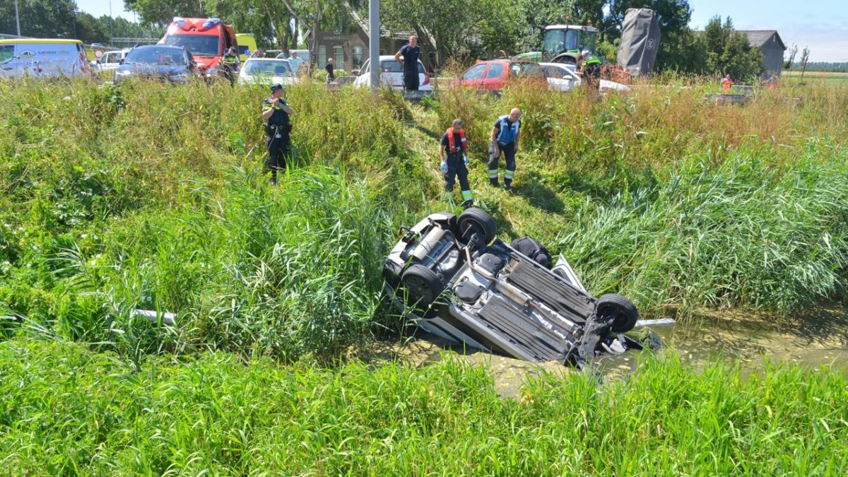Automobilist wordt onwel en belandt ondersteboven in de sloot