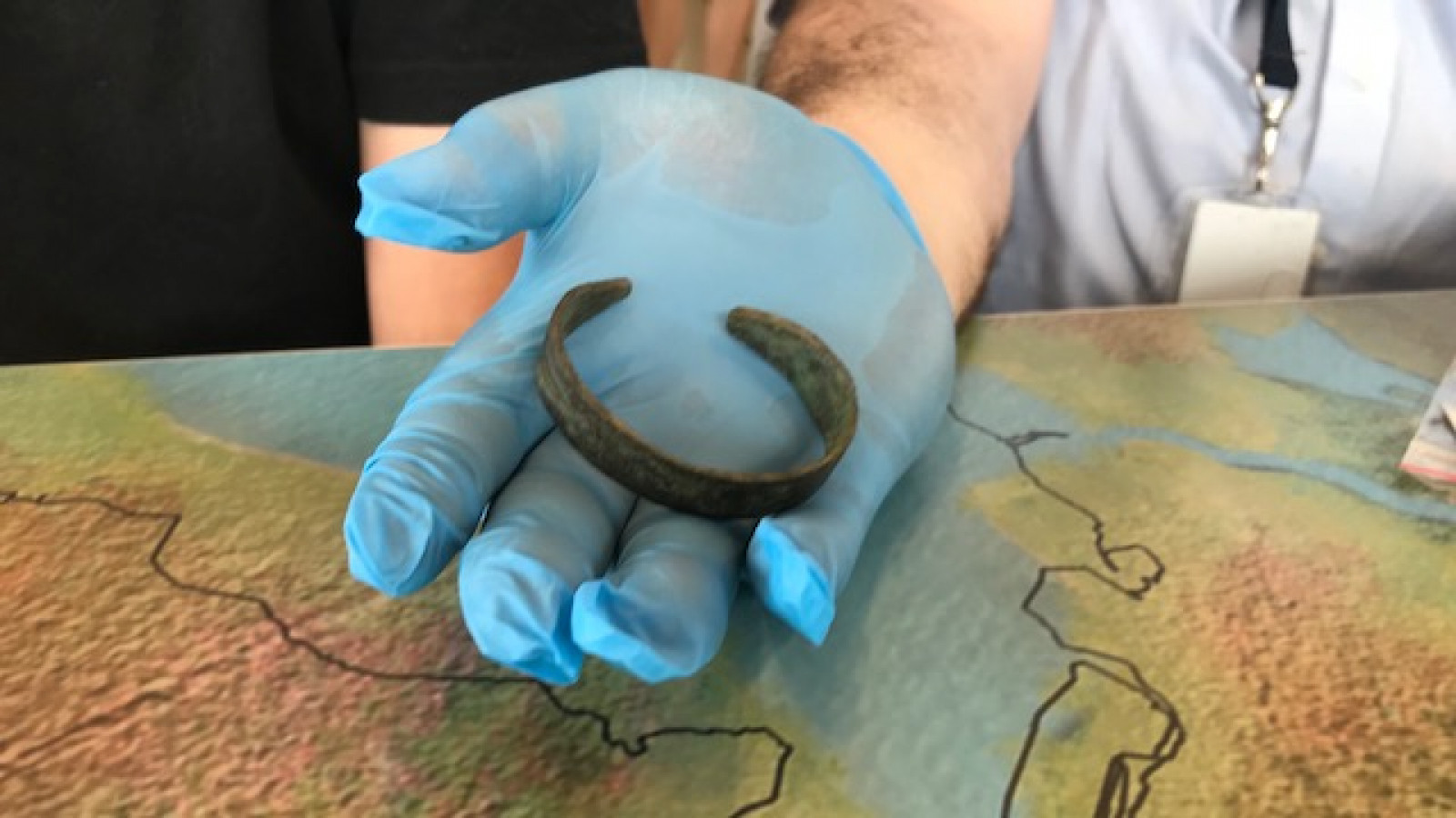 Romeinse armband aan museum overgedragen 2