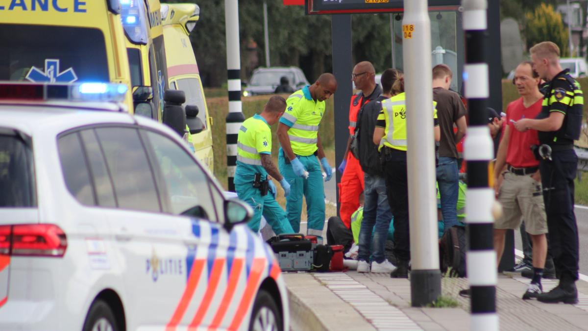 Toerist geschept bij bushalte in Watergang