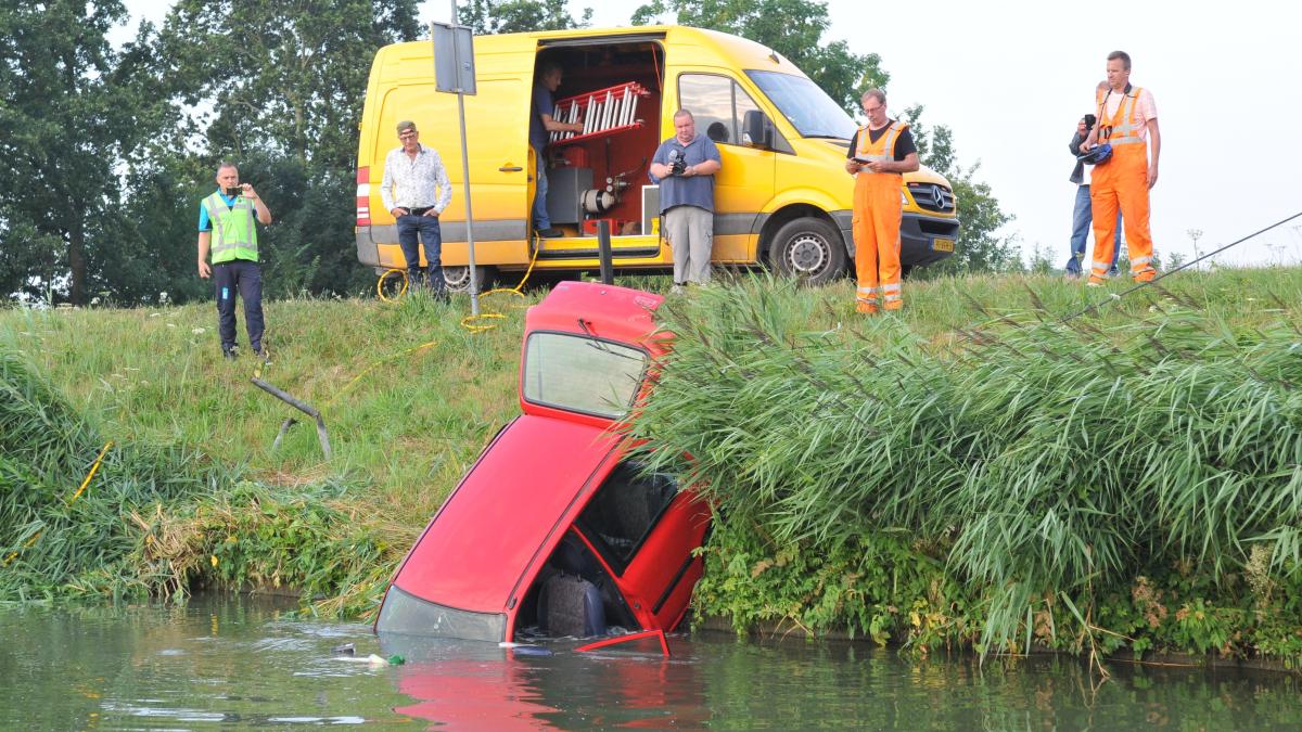 Auto te water in Hensbroek, bestuurder spoorloos