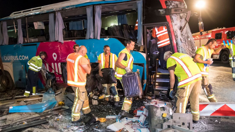 Ernstig Busongeluk Met Bus Van Diemens Bedrijf In België: Twee ...