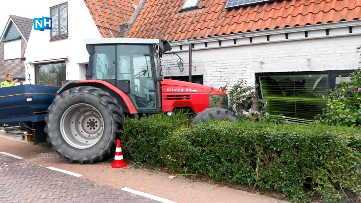 Tractor rijdt woning binnen in Kwadijk: 