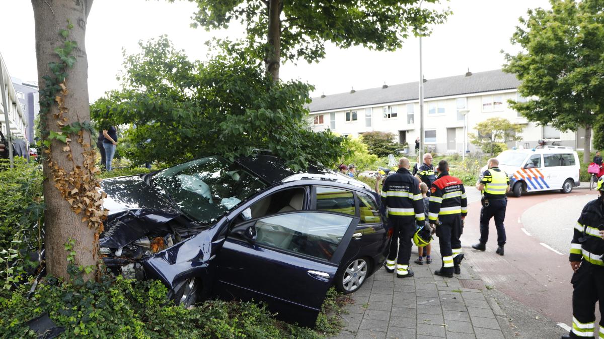 Automobilist en drie kinderen naar ziekenhuis na botsing tegen boom in Velserbroek