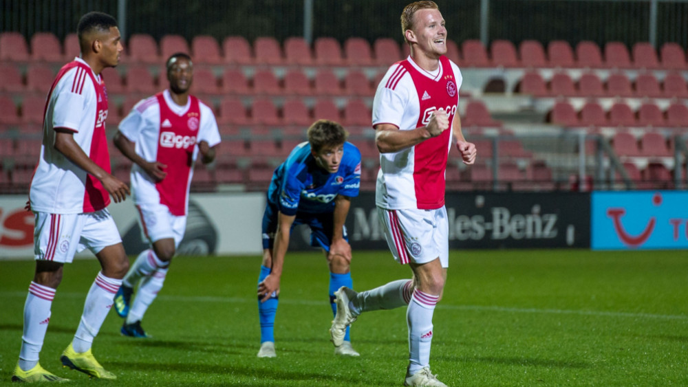 Jong Ajax vermaakt het publiek tegen Helmond Sport NH Nieuws Jong Ajax vermaakt het publiek tegen Helmond Sport NH Nieuws