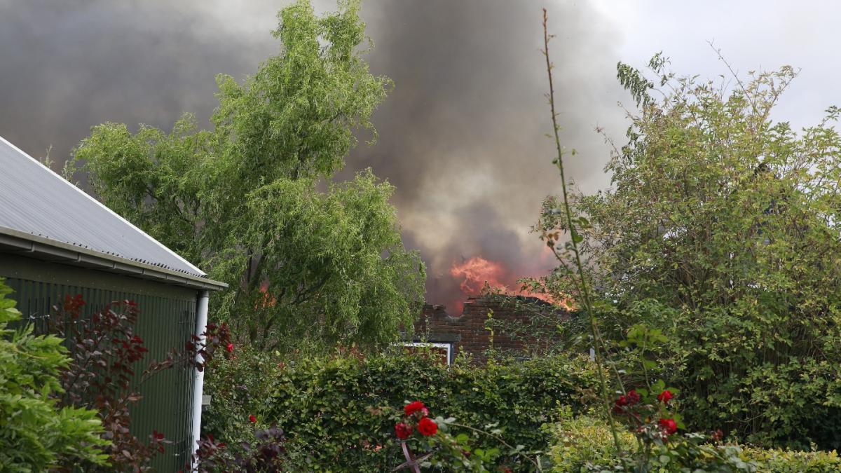 Brand bij houten huis in Spierdijk: paardenloods ingestort, asbest vrijgekomen