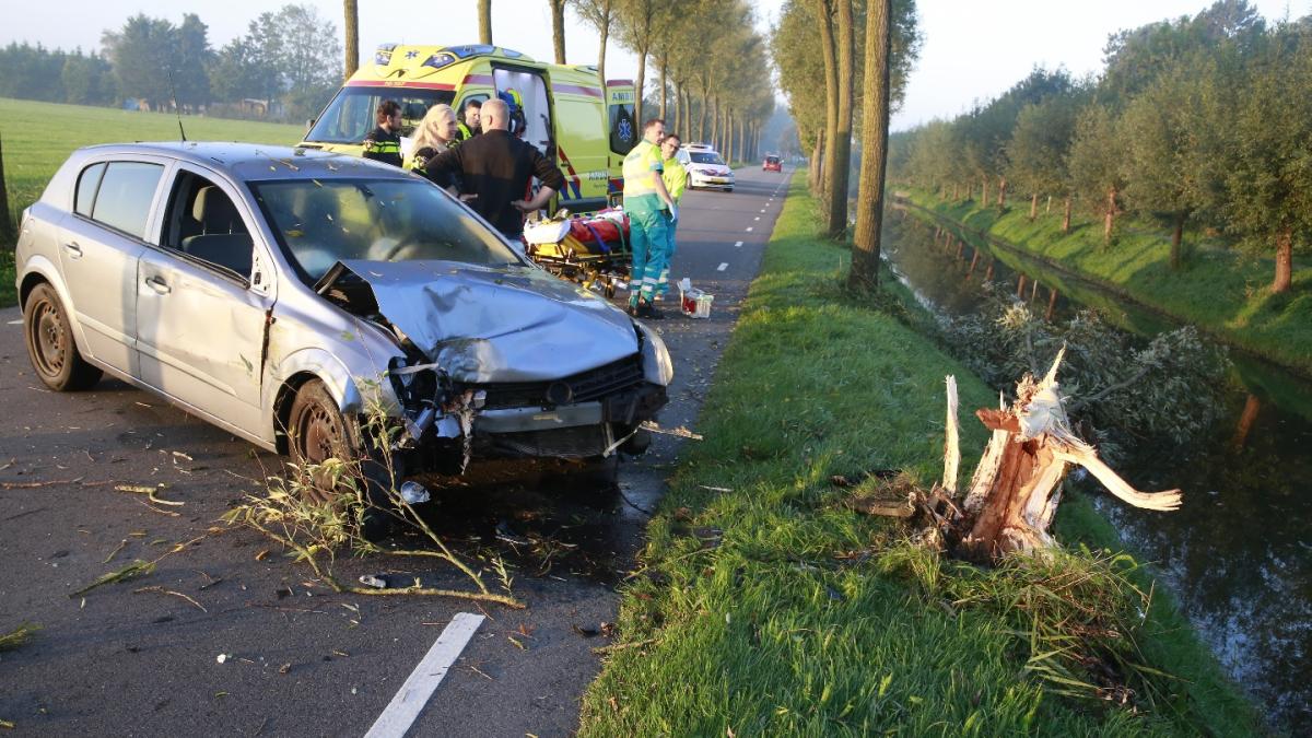 Automobiliste gewond na botsing op boom in Opmeer