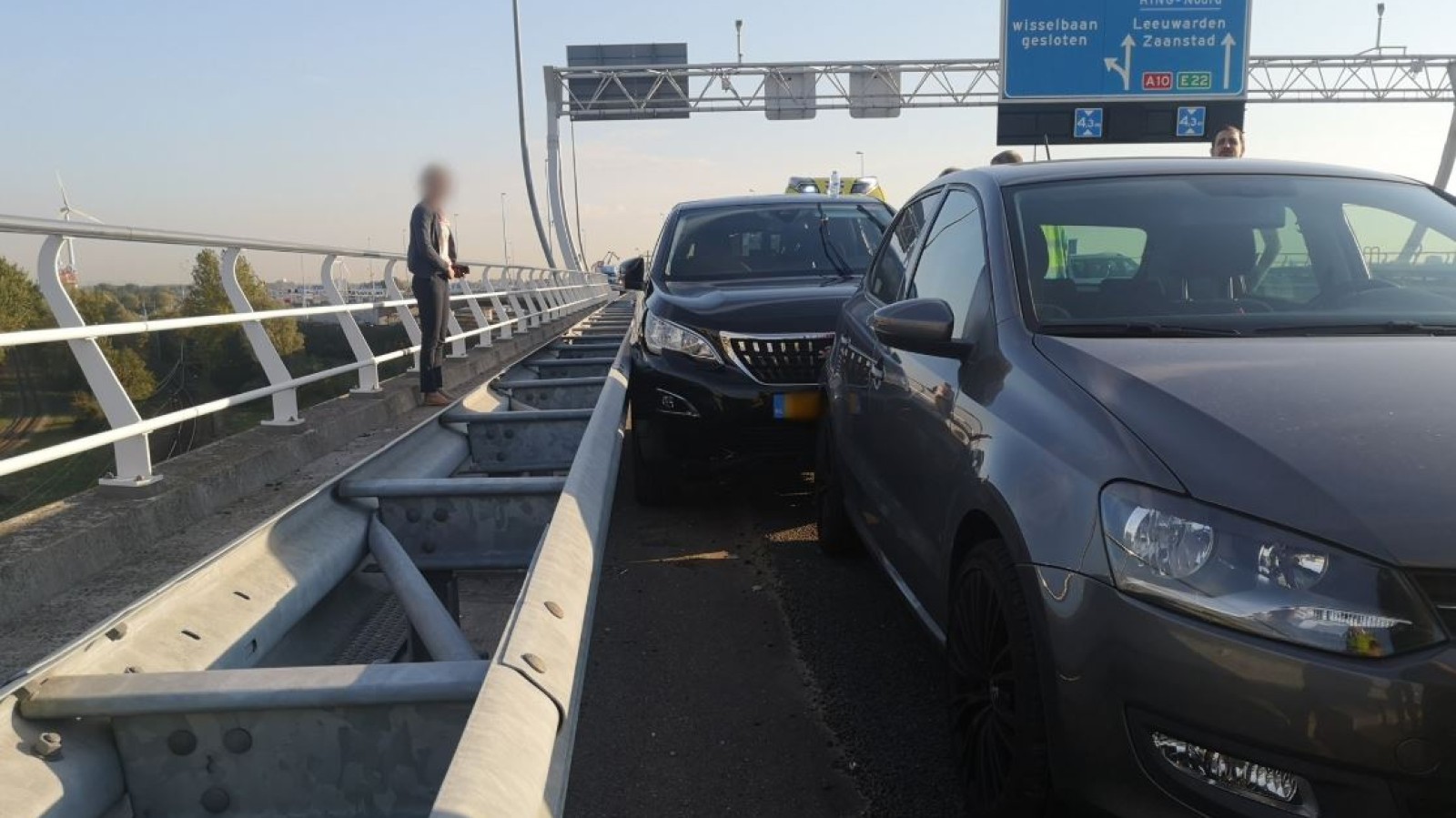 Heldendaad op A10: automobilisten rijden bewusteloze man klem