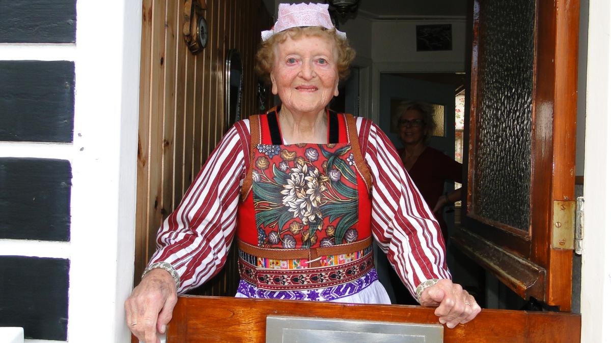 Oudste 'echte' inwoner Marken (98) in klederdracht verlaat eiland