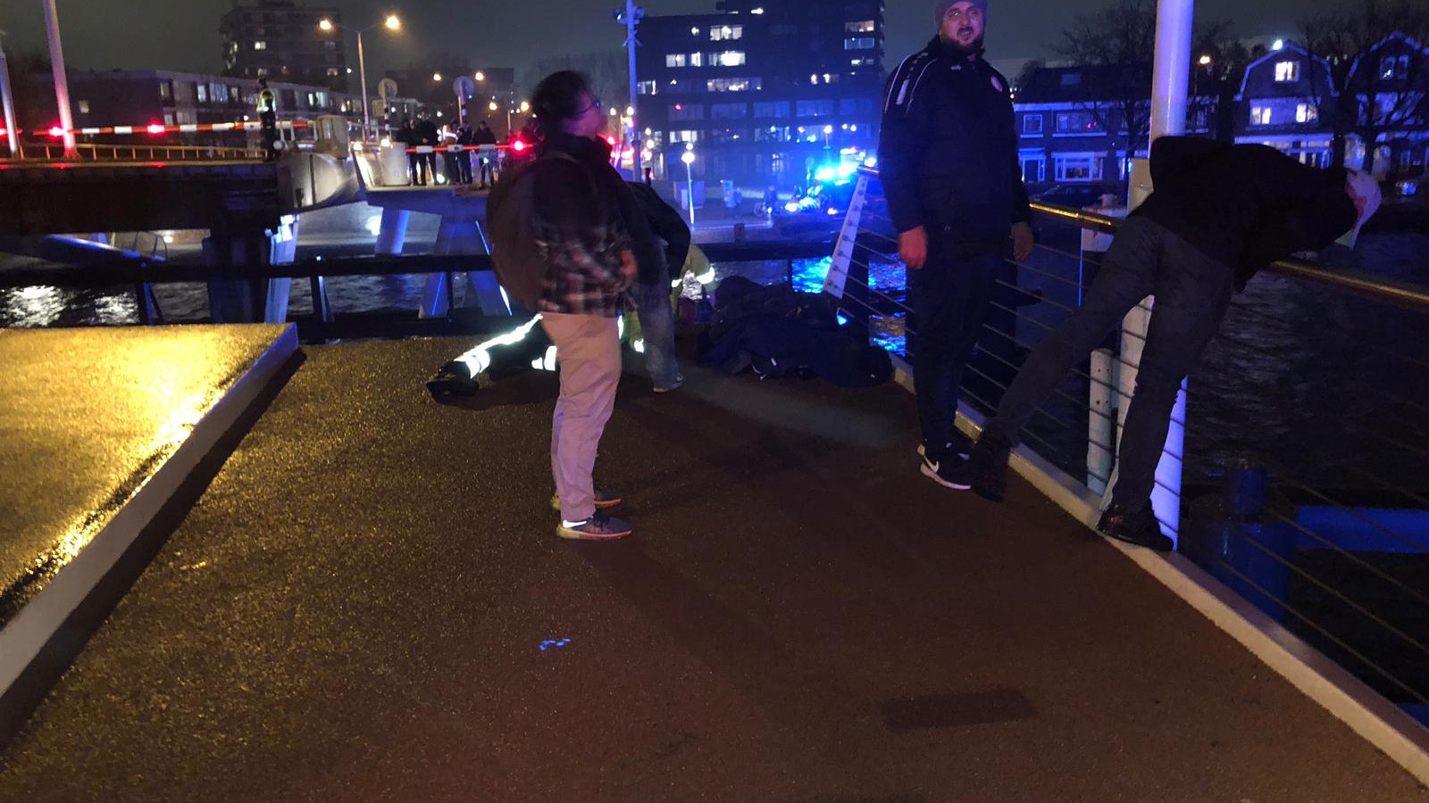 Prins Bernhard-brug gaan spontaan open: meerdere gewonden
