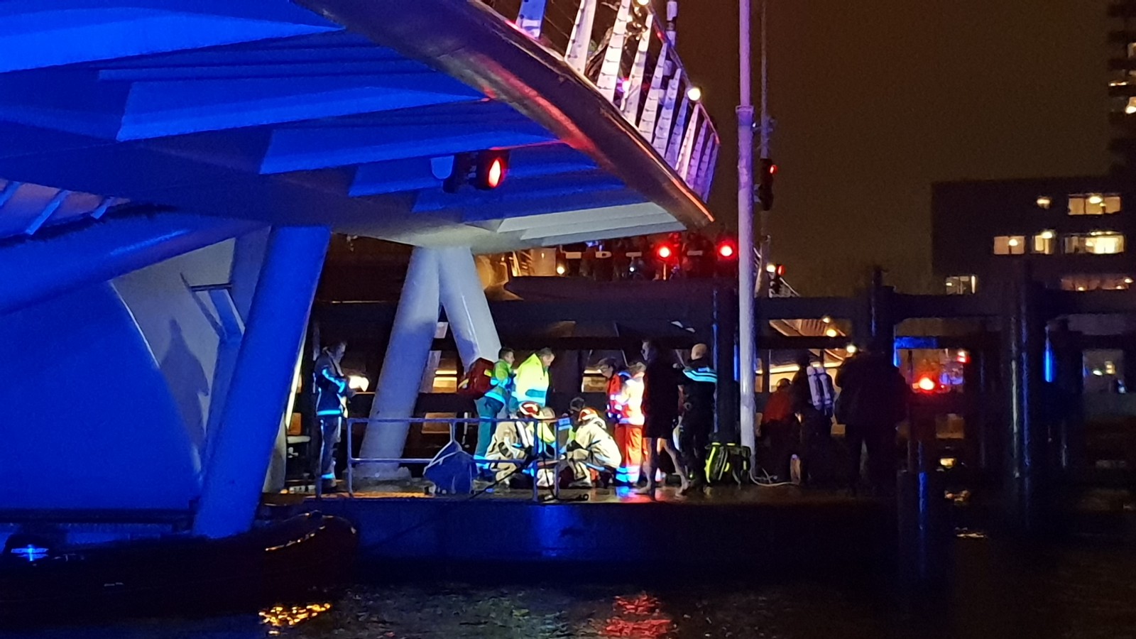 Prins Bernhard-brug gaan spontaan open: meerdere gewonden