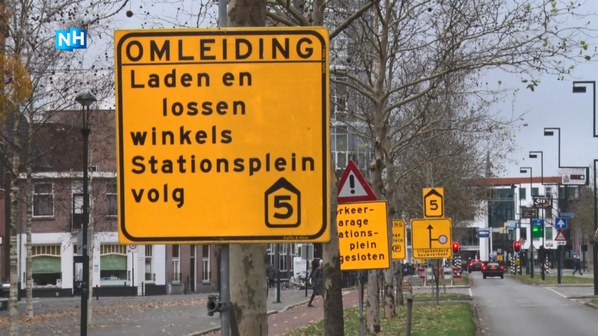 Hilversum haalt eerste overbodige verkeersborden weg in Geuzenbuurt