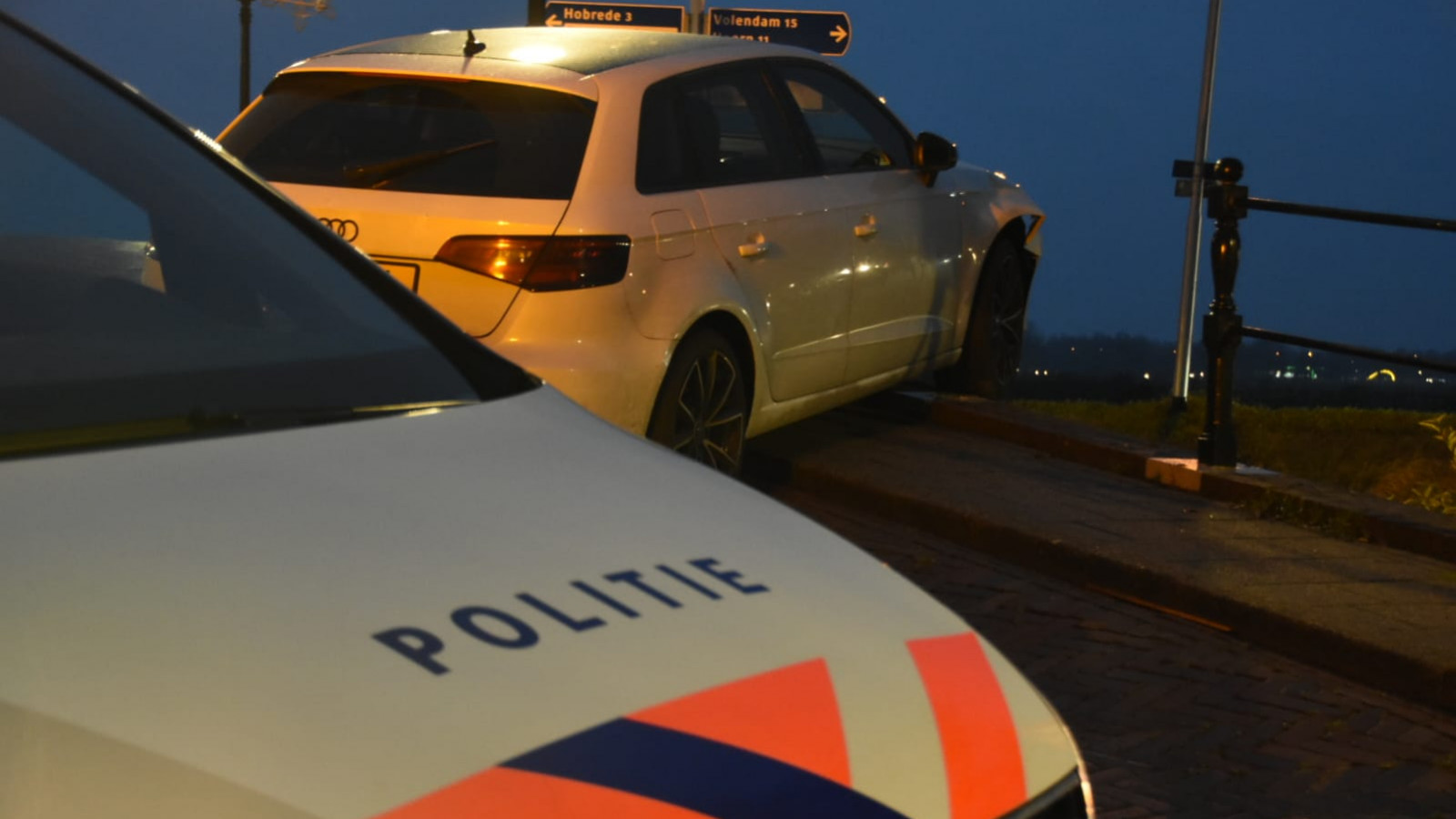 Automobilist ramt brugleuning in Oosthuizen