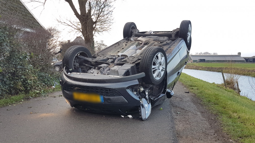 Auto Slaat Over De Kop Na Botsing Tegen Paal In Bergen - NH Nieuws