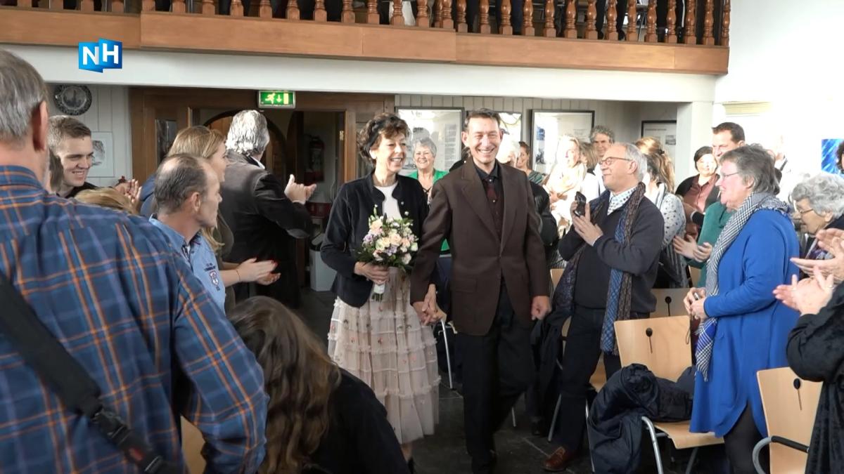 Vlag halfstok bij laatste bruiloft ooit in Haarlemmerliede en Spaarnwoude