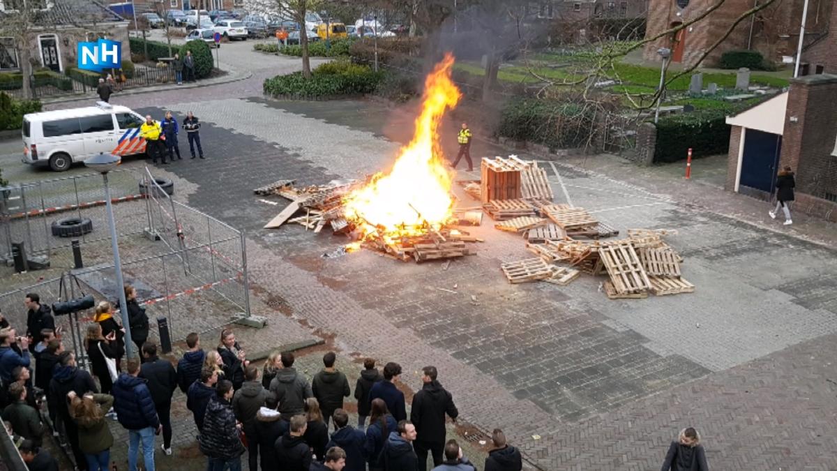 Opperdoes klaar met vreugdevuur na bekogelen brandweermensen met vuurwerk