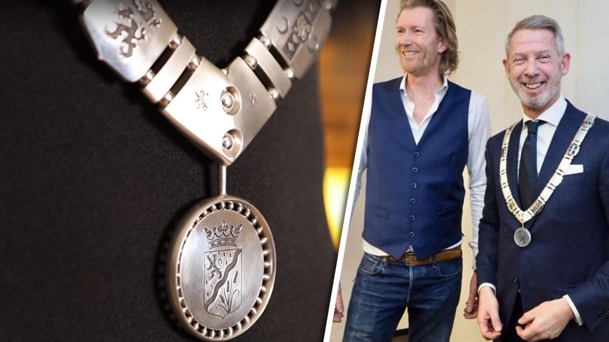 Onno Hoes blij met nieuwe ambtsketen: 