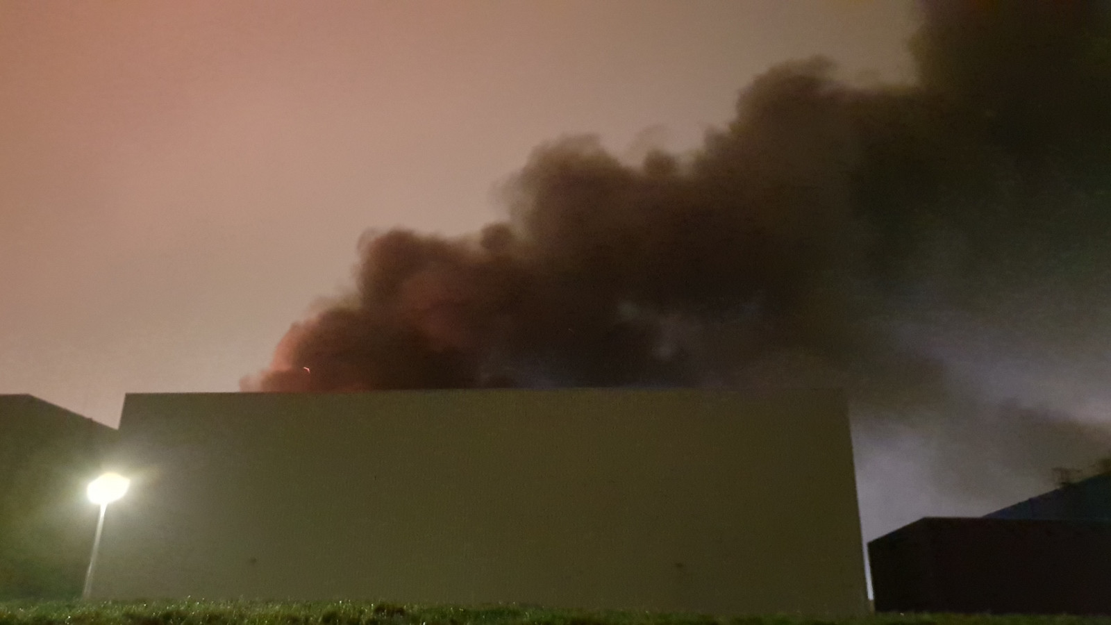 Veel rook bij grote brand in Amsterdams autobedrijf