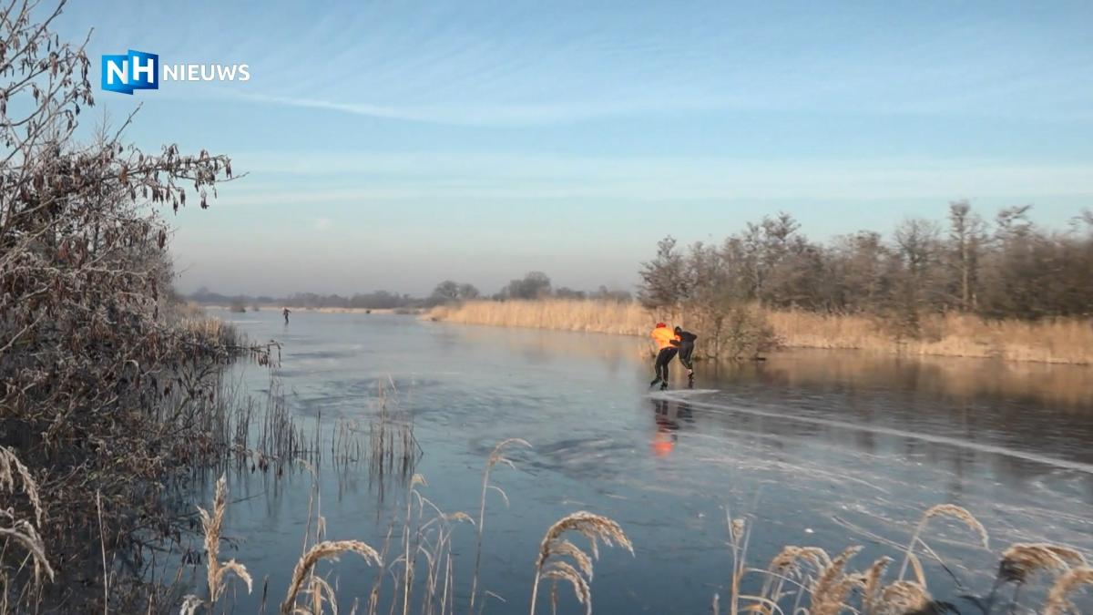 Waaghalzen gaan als eerste het ijs op in Ankeveen: 