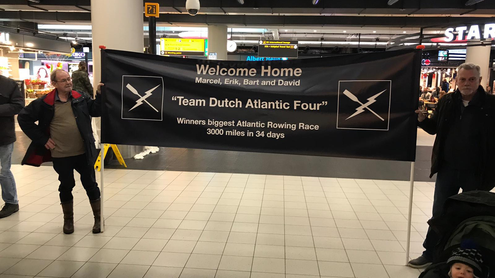 Welkomstcomité Dutch Atlantic Four op Schiphol