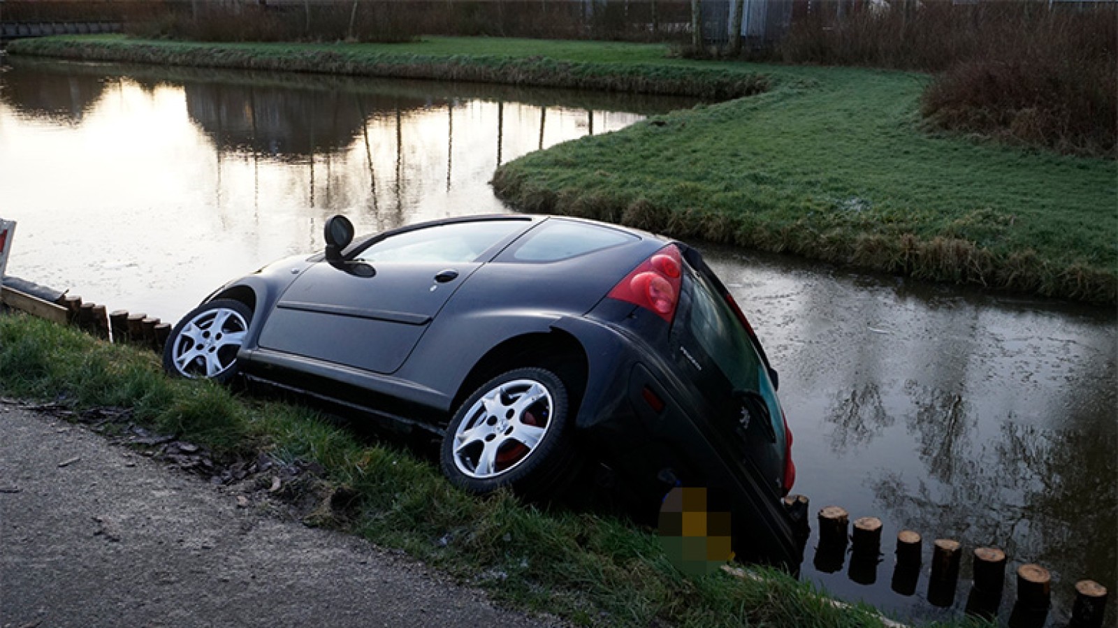 Auto bijna te water in Zuidermeer