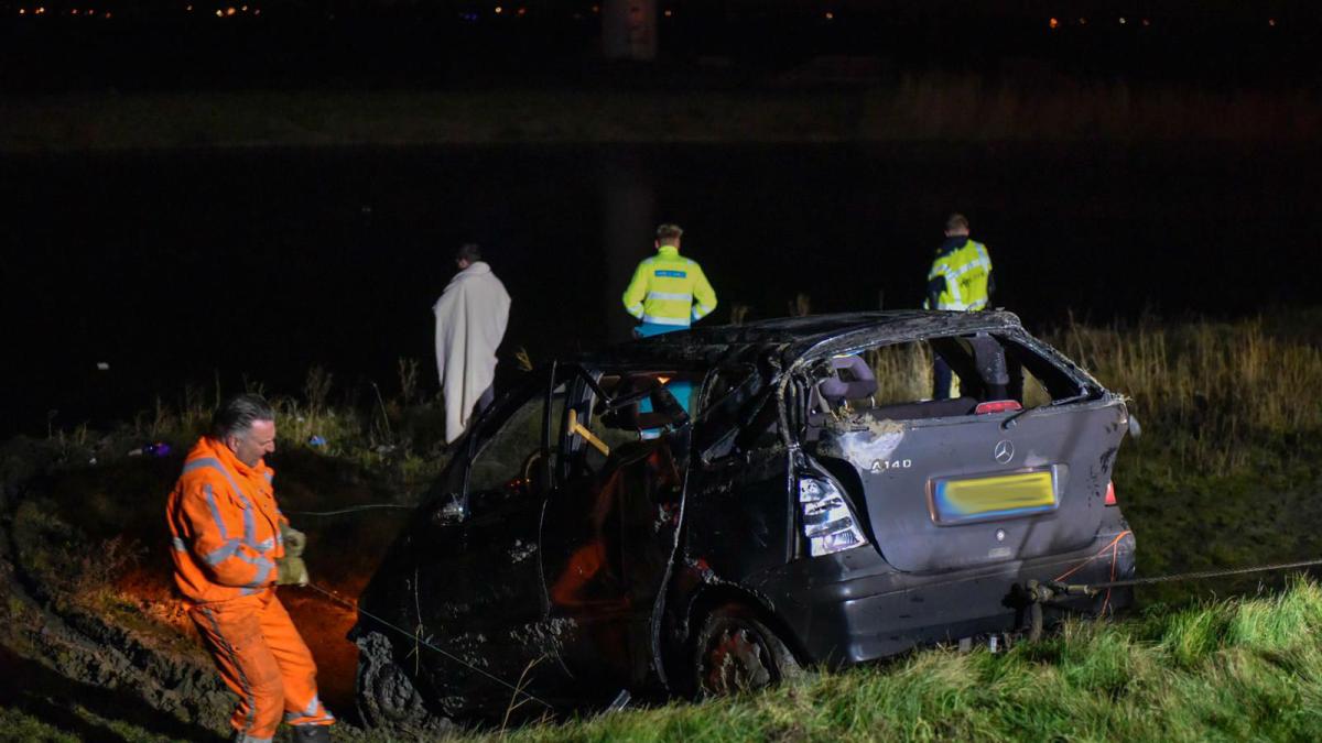 Auto slaat over de kop en belandt in sloot bij Avenhorn