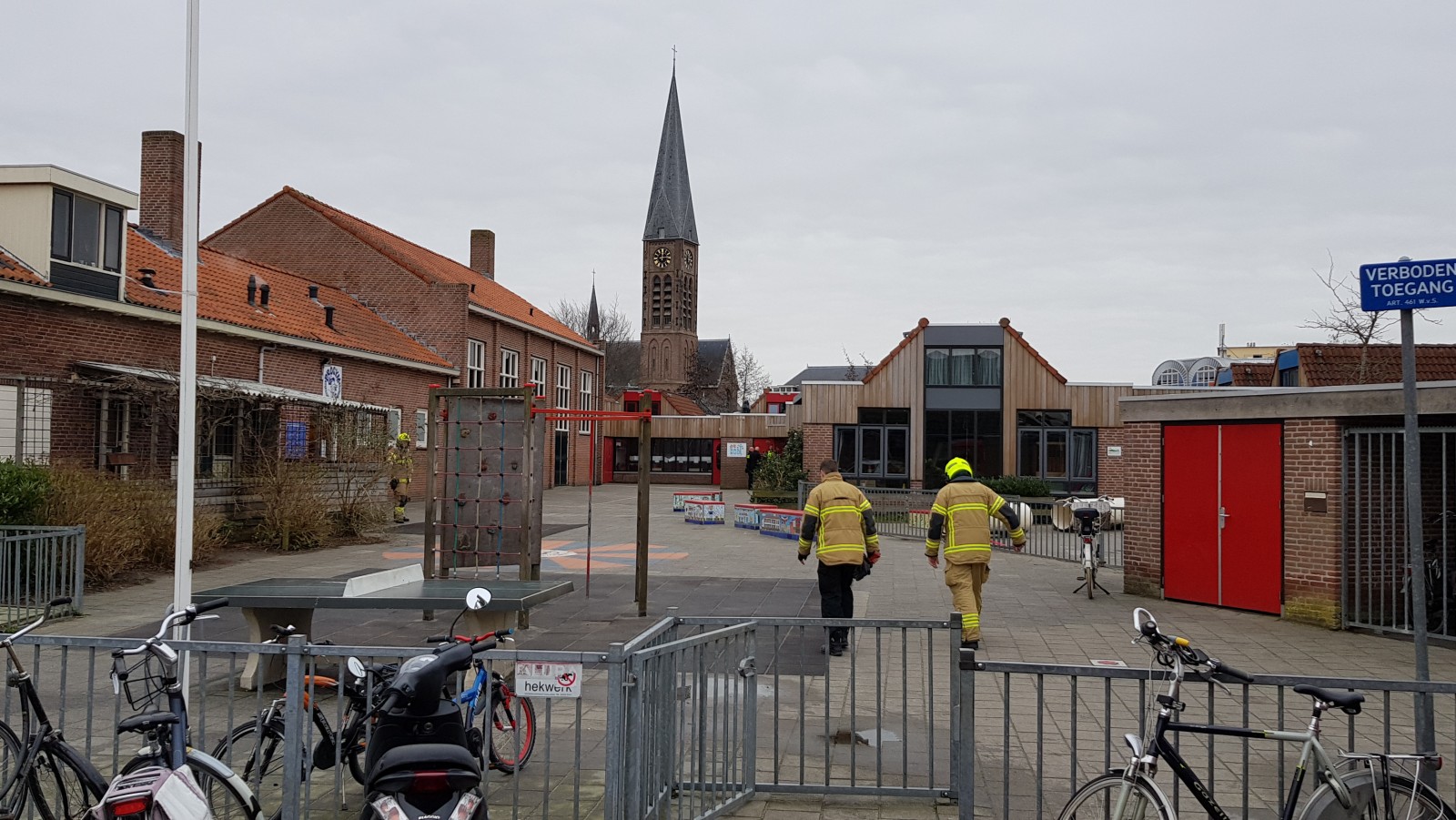 Brandweer bij basisschool De Baskuul in Lutjebroek