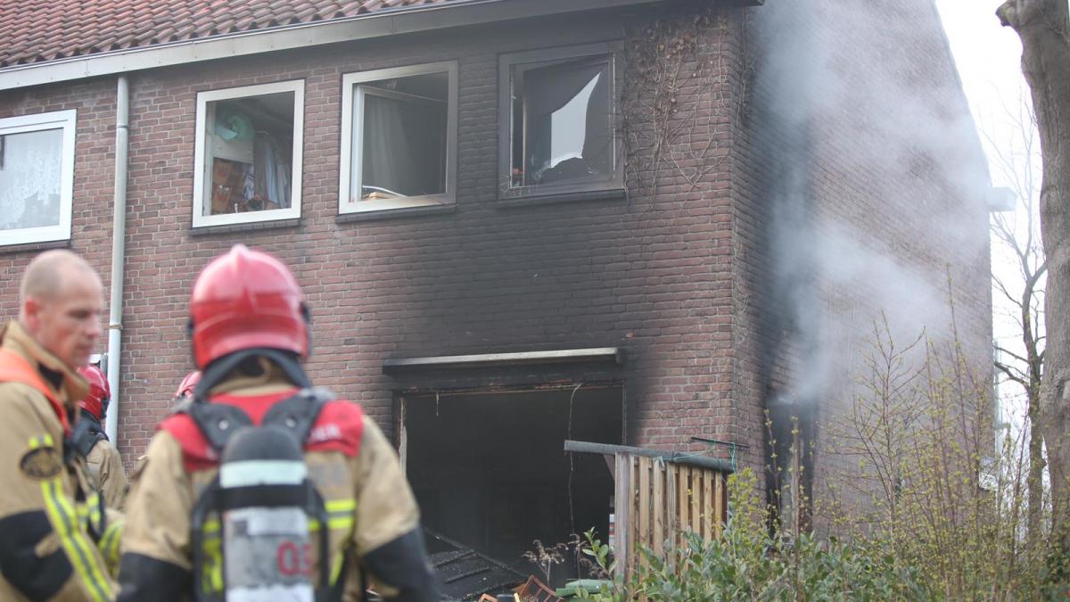 Hoekhuis in Amsterdamse wijk Geuzenveld uitgebrand