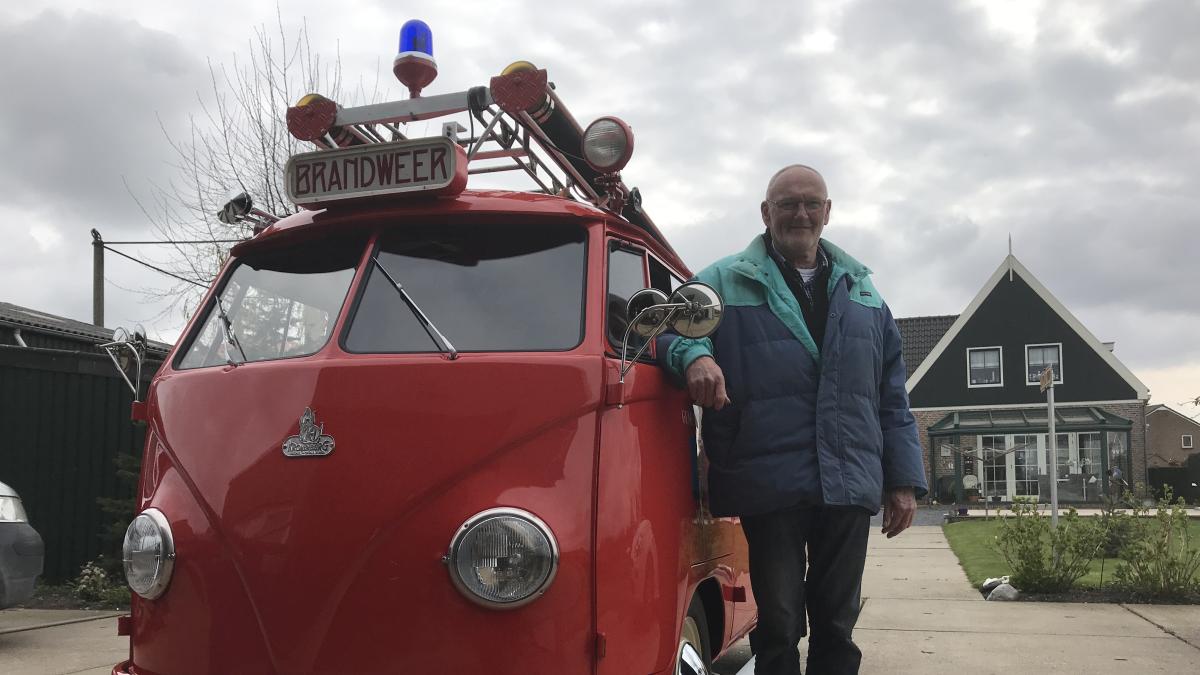 Brandweerwagen van toen toert na 50 jaar weer door Jisp