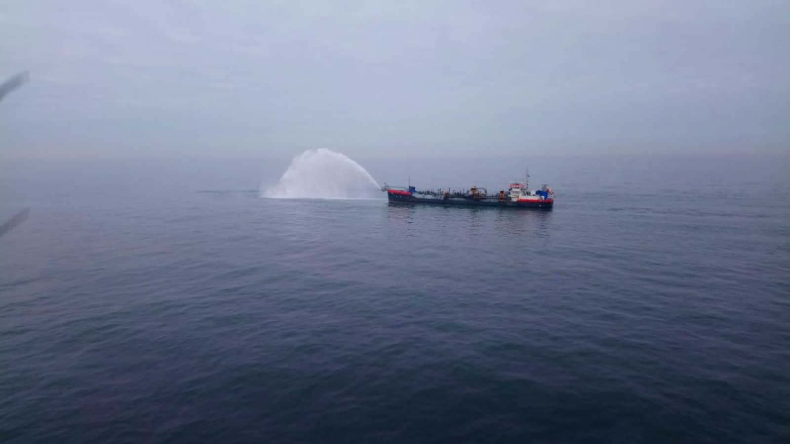 Rijkswaterstaat ruimt olie Noordzee op