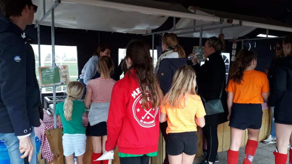 Sportclub met ballen: HC Spaarndam zamelt geld in voor veldje