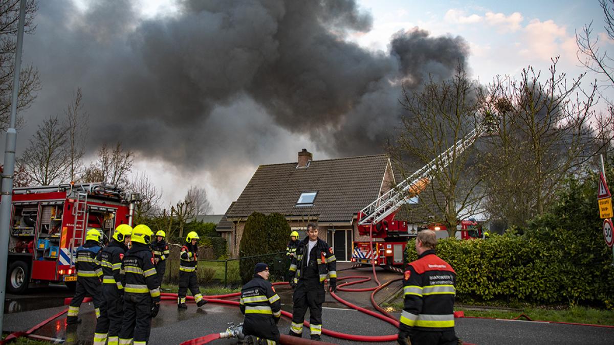 Grote brand in Zwaanshoek nog steeds niet 'brand meester'
