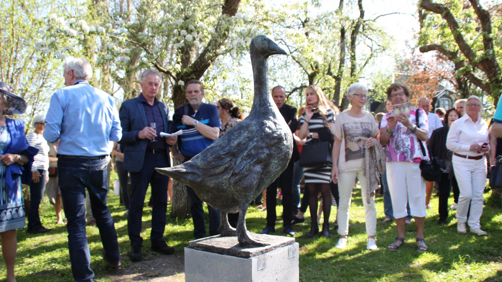 Hoe een gans mensen verbindt standbeeld 'Gijs de Gans' onthuld in Twisk NH Nieuws Hoe een gans mensen verbindt standbeeld 'Gijs de Gans' onthuld in Twisk NH Nieuws