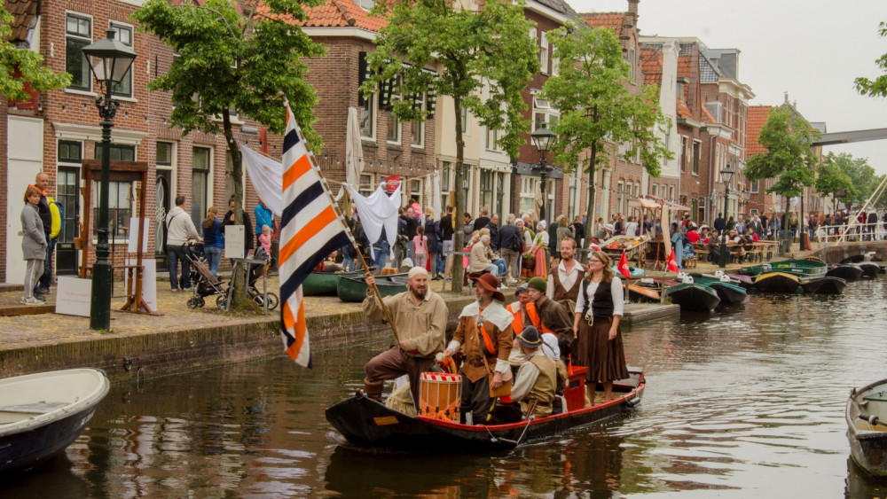 live-honderden-acteurs-bij-kaeskoppenstad-in-alkmaar-nh-nieuws