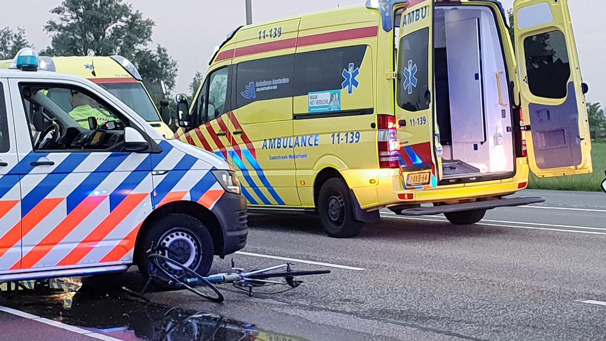 Wielrenner gewond na val op N247 bij Katwoude
