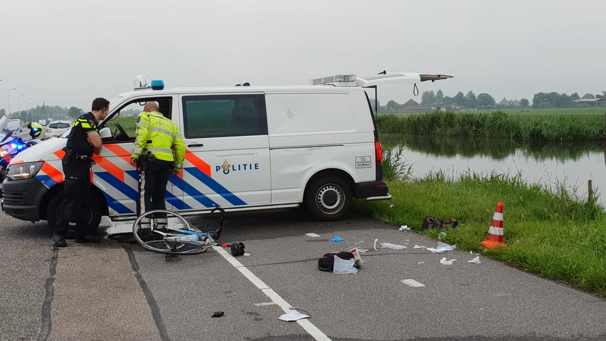 Wielrenner Katwoude botste tegen geparkeerde politiebus op fietspad: slachtoffer gereanimeerd