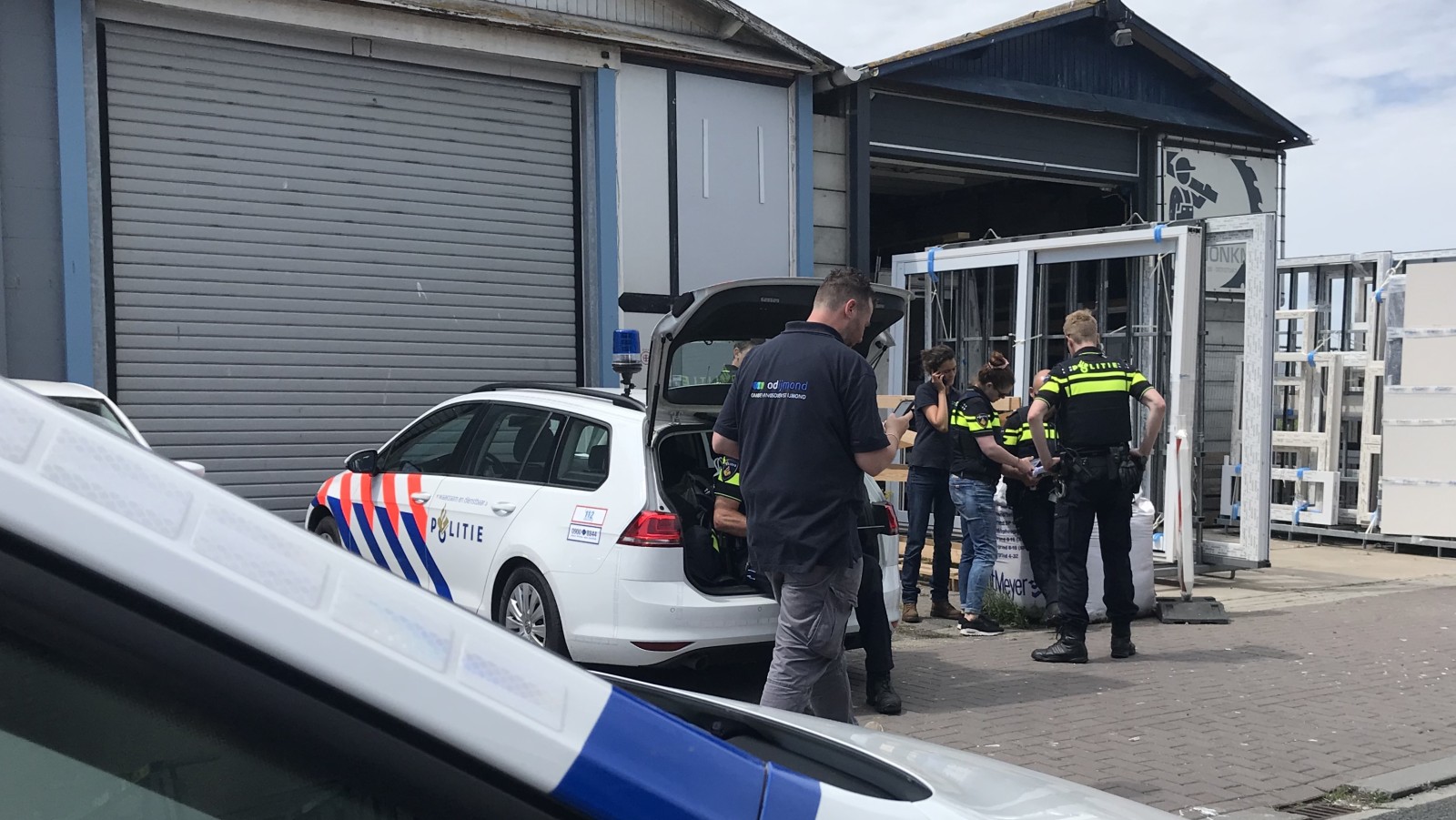 Politie en douane kammen loodsen IJmuiden uit