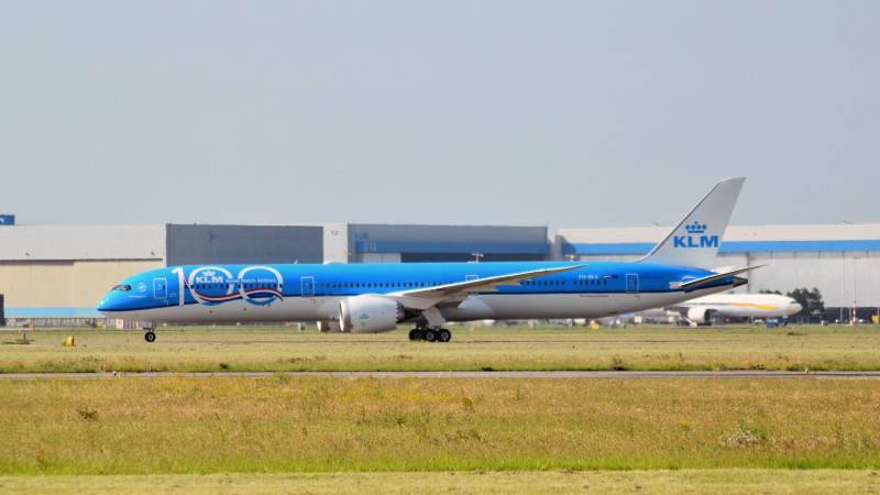 Een Boeing 787-10 Dreamliner van KLM op Schiphol