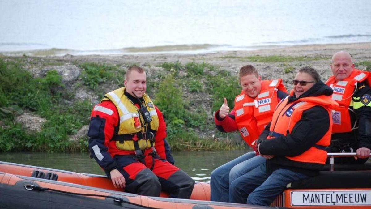 Kapot kitezeil brengt surfer bij Schellinkhout in problemen