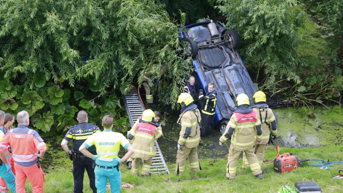 Auto belandt in water Ursem: automobilist bevrijd en ongedeerd