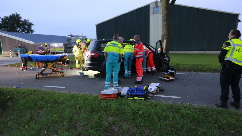 Automobilist Botst Tegen Boom In Waarland: Zwaargewond Met Traumaheli ...