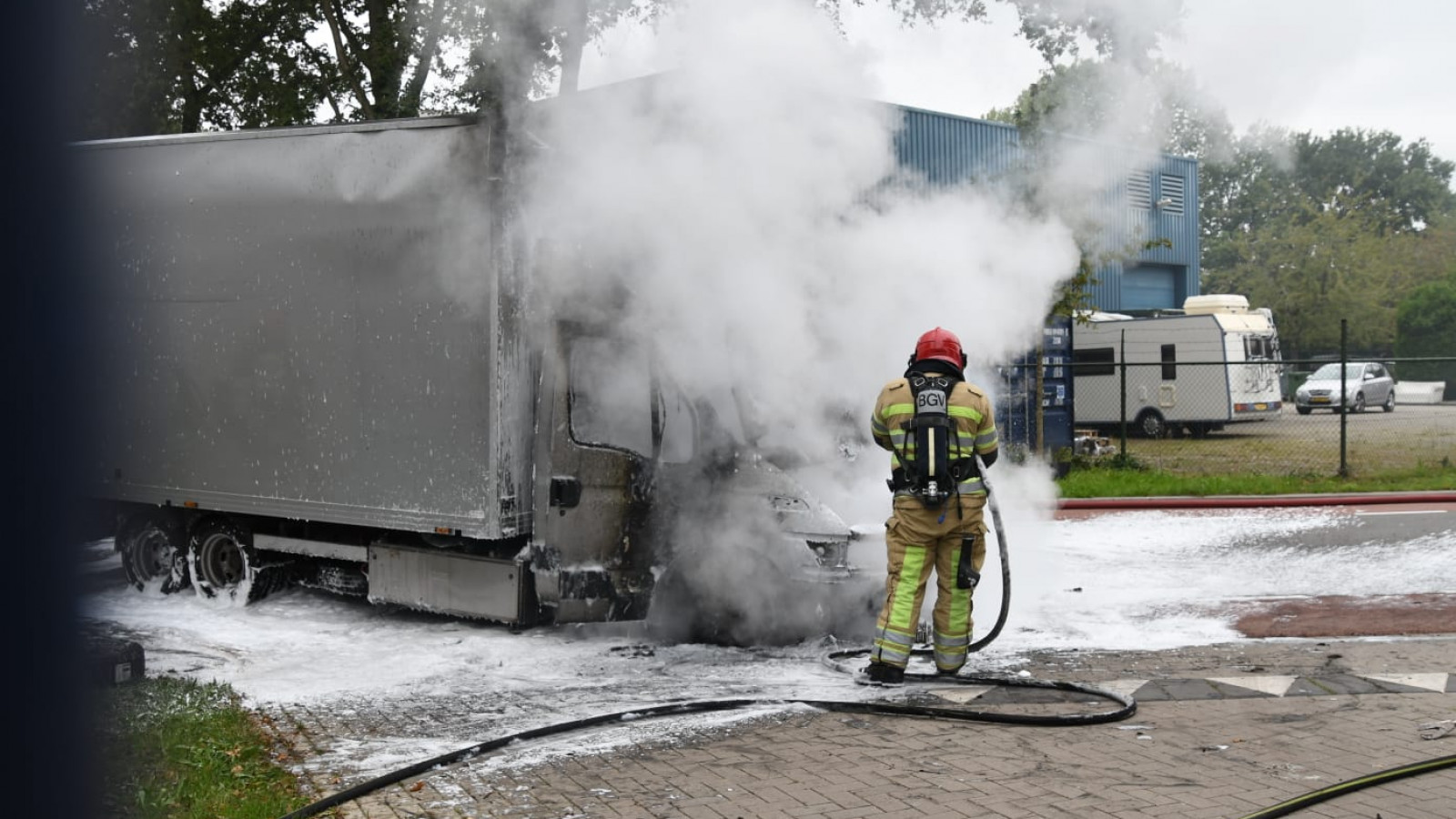 Bestelwagen vol autobanden brandt uit in Hilversum