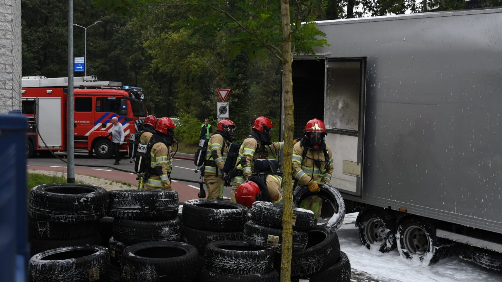 Bestelwagen vol autobanden brandt uit in Hilversum
